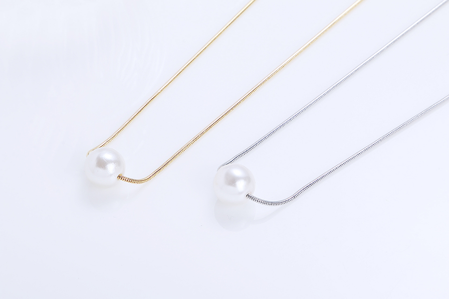 Jednoduchý náhrdelník s perlou v striebornej farbe