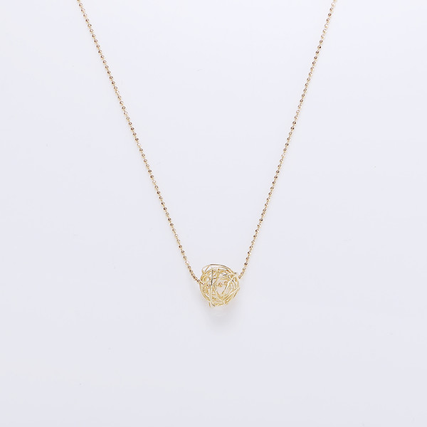 Elegantný náhrdelník s guličkou v zlatom prevedení