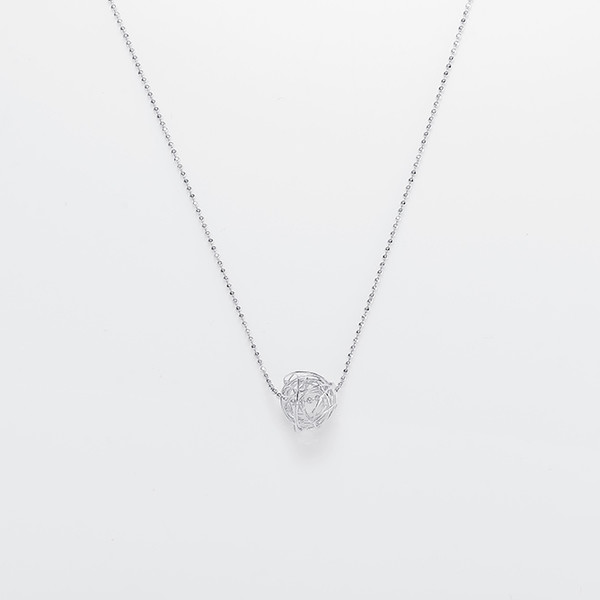 Elegantný náhrdelník s guličkou v striebornom prevedení